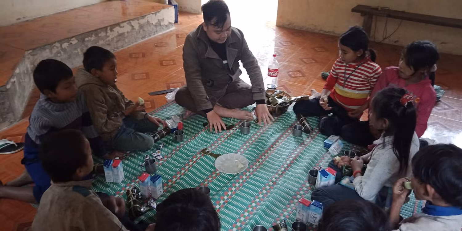 Bữa cơm Tết có bánh chưng, có nước ngọt, có kẹo và có sữa của thầy giáo Lương Văn Quý.