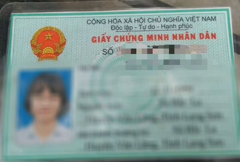 Chứng minh thư nhân dân giả có dấu đỏ và vân tay rất khó phát hiện bằng mắt thường. (Ảnh: V.N)