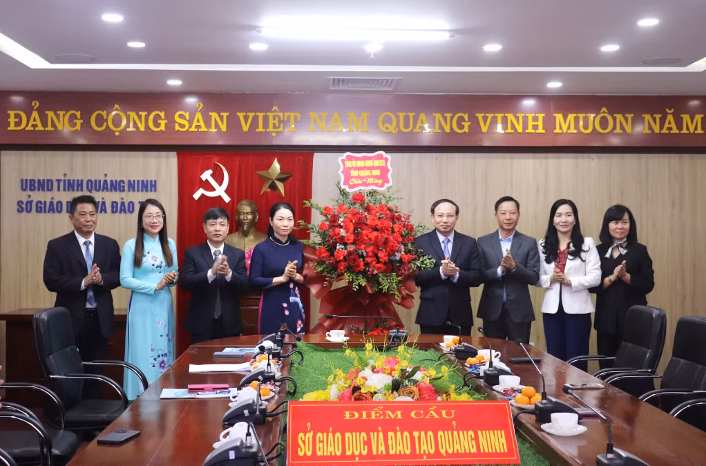 Ông Nguyễn Xuân Ký - Bí thư Tỉnh ủy Quảng Ninh tặng hoa chúc mừng đội ngũ cán bộ, công chức, viên chức Sở Giáo dục và Đào tạo tỉnh (Ảnh: BQN)