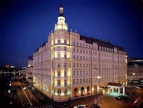 Khách sạn trước đây là nơi ở của các nghệ sỹ nổi tiếng Nga như Kramskoi và Vasnetsov hồi cuối thế kỷ 19, đây là những người vẽ điện Kremlin, Quảng trường Đỏ và Nhà thờ St Basil Khách sạn trước đây là nơi ở của các nghệ sỹ nổi tiếng Nga như Kramskoi và Vasnetsov hồi cuối thế kỷ 19, đây là những người vẽ điện Kremlin, Quảng trường Đỏ và Nhà thờ St Basil