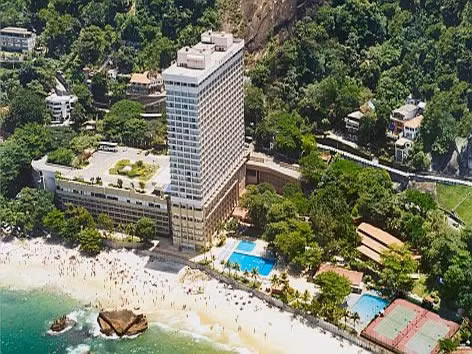 Thành phố Rio (Brazil) nơi nổi tiếng với những bãi biển cát trắng, tràn ngập nắng của xứ sở nhiệt đới. Tại đây, vào đêm giao thừa hàng năm đều có chương trình đón năm mới với những màn pháo hoa tuyệt đẹp.
