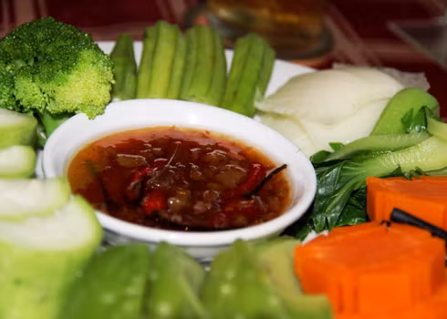 Điều thú vị khi được thưởng thức ẩm thực tại TP.HCM là trên bàn ăn luôn có đĩa nước mắm. Đây là hương vị khiến nhiều du khách Tây trầm trồ.