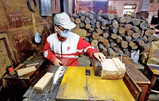 Các cơ sở sản xuất quạt gỗ đàn hương đối mặt với giá gỗ đàn hương tăng cao