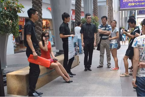 Chỉ hơn 2 tiếng sau khi có mặt ở quảng trường, cô gái và vệ sĩ lên xe Mercedes – Benz quay về mà không tìm được người đàn ông như mong muốn