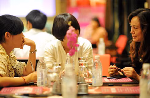 Hồi tháng 6 vừa qua, một cuộc thi tuyển chồng cho các nữ tỷ phú đã diễn ra ở Thành Đô (Tứ Xuyên - Trung Quốc). Những chàng trai hơn 30 tuổi, có bằng đại học, hài hước, biết chơi mạt chược có thể đăng ký tham gia.