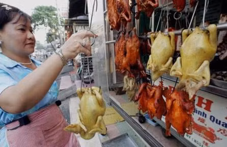Món ăn đường phố của TP.HCM trong thời gian gần đây liên tục được báo chí nước ngoài bình chọn trong top ngon nhất thế giới. Cơm tấm, giò chả, bò cuốn lá lốt... khiến du khách thực sự khó quên.