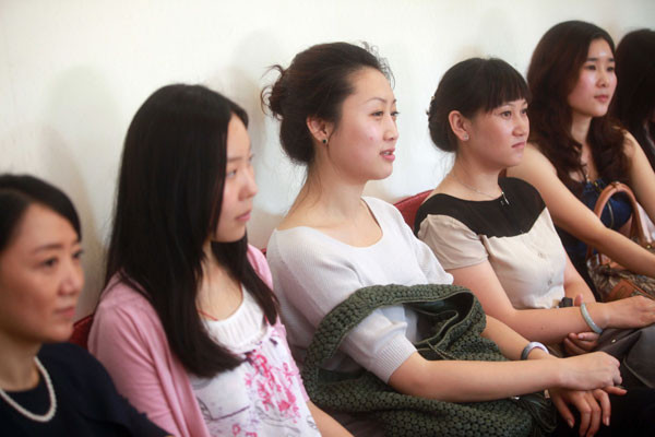 Những người tham dự cuộc tuyển chọn ngoài những cô gái còn trẻ, không ít phụ nữ trên 40 tuổi