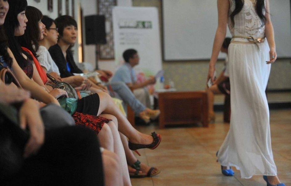 Các cô gái trong những bộ váy duyên dáng ngồi đợi đến lượt phỏng vấn để thực hiện ước mơ trở thành vợ của triệu phú