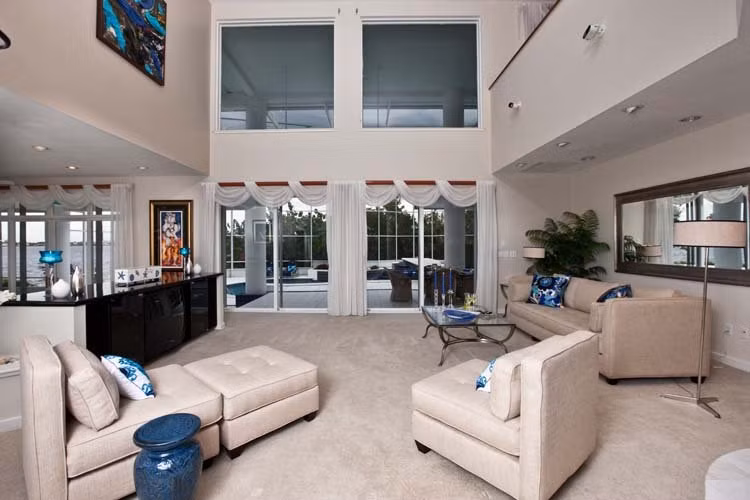Phòng khách có trần nhà cao với những bộ sofa cùng tông màu với tường, không gian khoáng đãng Phòng khách có trần nhà cao với những bộ sofa cùng tông màu với tường, không gian khoáng đãng