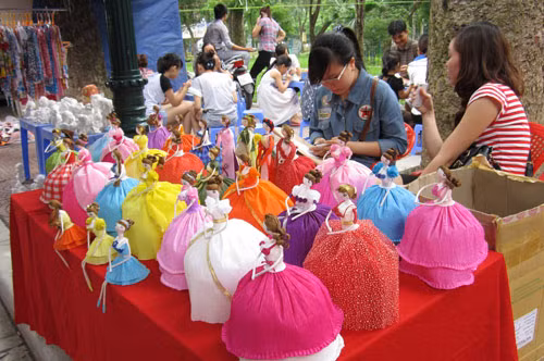 Hà Nội: Hội chợ đồ chơi trẻ em bán... đồ người lớn ảnh 12 Hội chợ đồ chơi trẻ em bán... đồ người lớn, Tin tức trong ngày, hoi cho do choi tre em, hoi cho, quoc te thieu nhi, tet thieu nhi, su kien, gian hang, do choi tre em, tin nhanh, tin nong