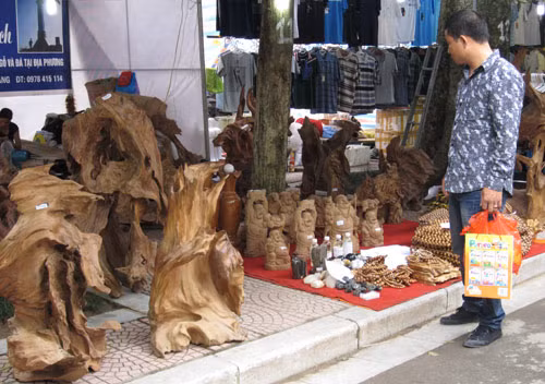 Hà Nội: Hội chợ đồ chơi trẻ em bán... đồ người lớn ảnh 7 Hội chợ đồ chơi trẻ em bán... đồ người lớn, Tin tức trong ngày, hoi cho do choi tre em, hoi cho, quoc te thieu nhi, tet thieu nhi, su kien, gian hang, do choi tre em, tin nhanh, tin nong