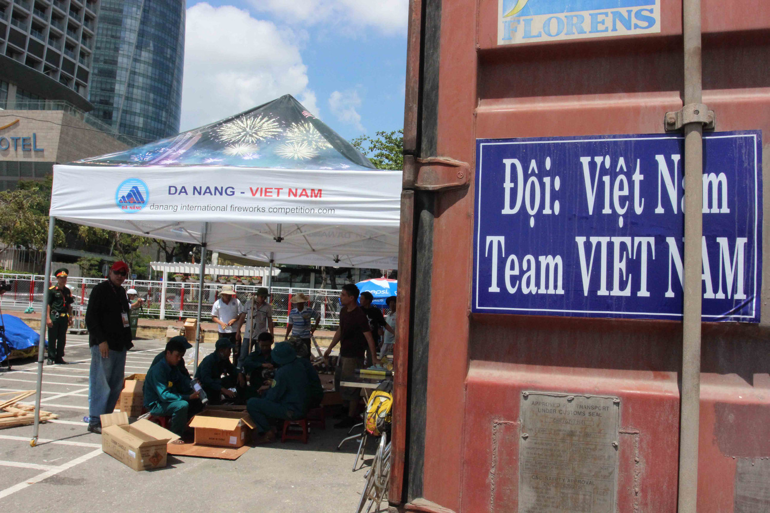 Hiện các đội đang chuẩn bị chu đáo để đến giờ "khai hỏa" sẽ cống hiến cho hàng vạn khán giả những màn pháo hoa đẹp mắt...Cùng với đội Nam Phi, Hoa Kỳ, đội Đà Nẵng - Việt Nam sẽ trình diễn vào đêm 28/4. Hiện các thành viên trong đội đang chuẩn bị các phương án bắn...