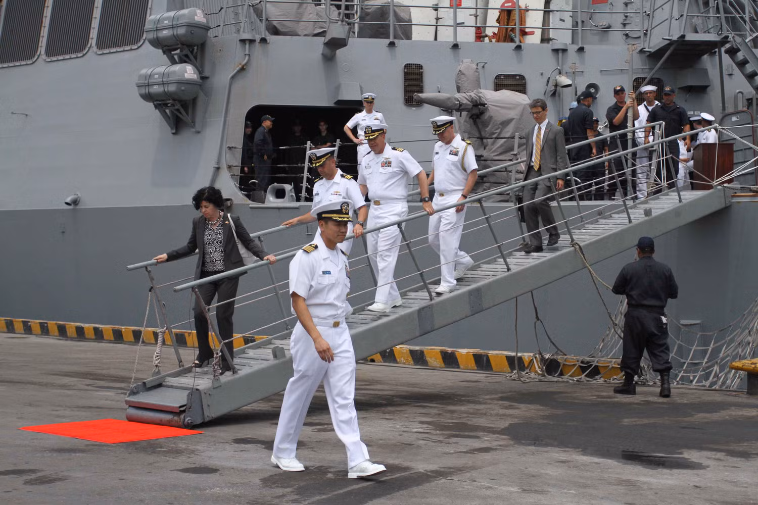Đúng 10h35, các thành viên trên hai tàu xuống tàu chào xã giao các quan khách...