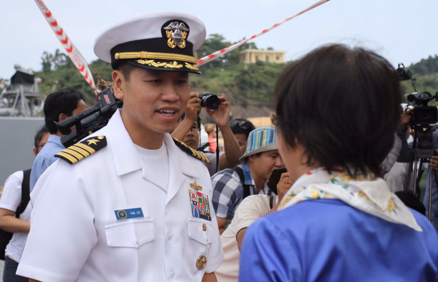 Đại tá Lê Bá Hùng rất cởi mở, thân thiện...Ảnh Thùy Linh