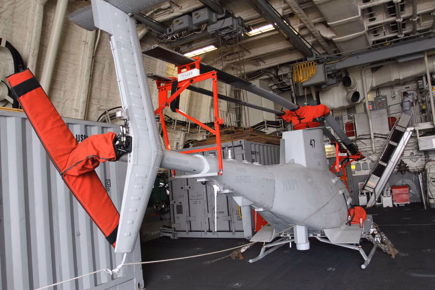 ...và trực thăng không người lái trên tàu USS Fort Worth.