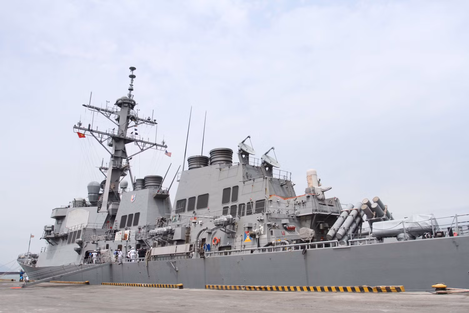 Tàu khu trục có tên lửa dẫn đường USS Fitzgerald...