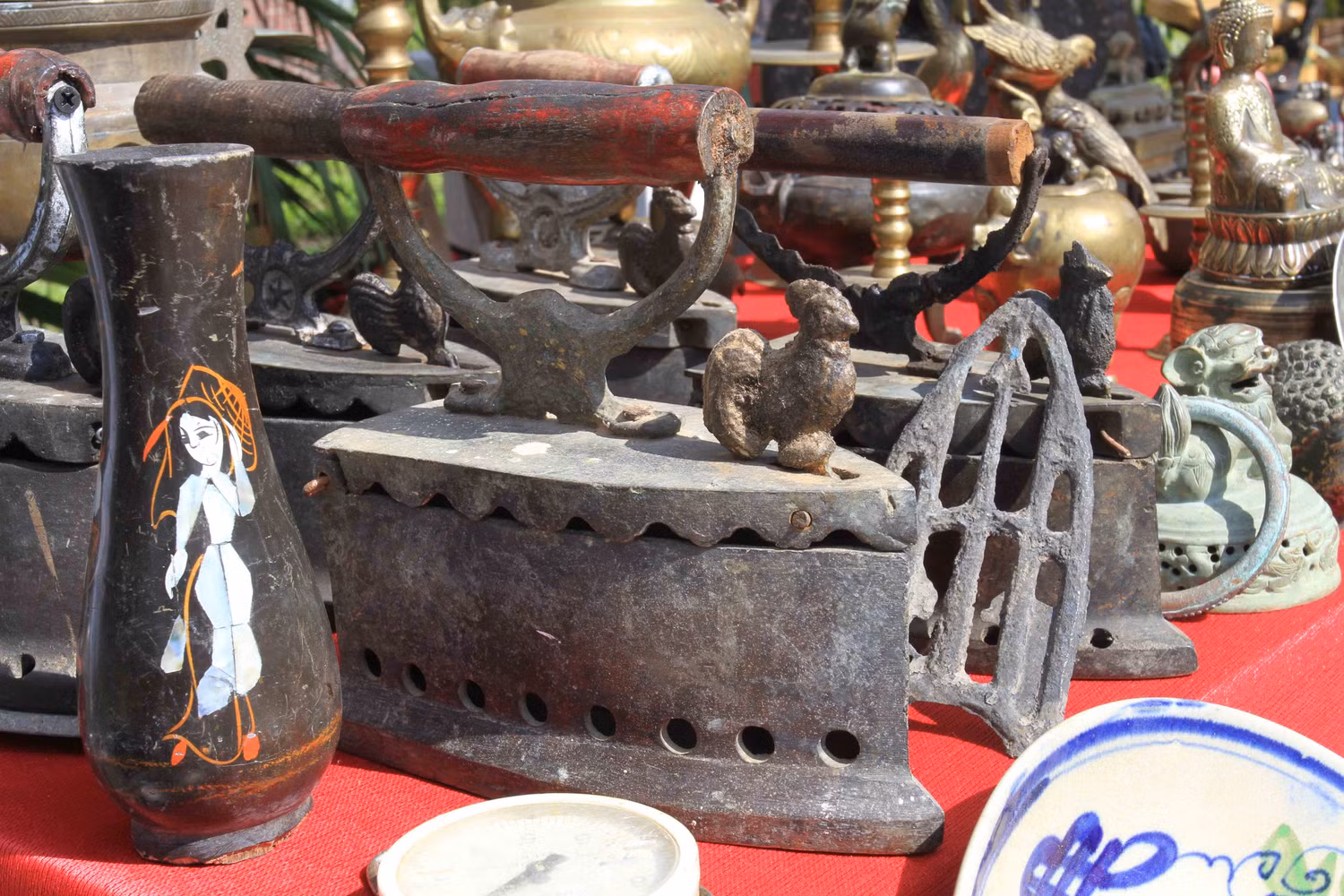 ...cho đến tiền xu, tiền giấy trước những năm đổi mới, điện thoại bàn, bàn là, bát sứ, lọ hoa...
