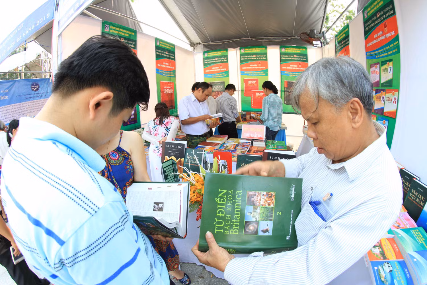 Đây là năm đầu tiên "Ngày sách Đà Nẵng" được tổ chức. "Ngày sách Đà Nẵng" sẽ trở thành một hoạt động thường niên của thành phố, sẽ góp phần khơi dậy niềm đam mê đọc sách cho mỗi người dân, đánh thức tình yêu sách của giới trẻ và vực dậy văn hóa đọc trong cộng đồng thành phố. "Ngày sách Đà Nẵng" sẽ kết thúc vào chiều ngày 19/4. Đây là năm đầu tiên "Ngày sách Đà Nẵng" được tổ chức. "Ngày sách Đà Nẵng" sẽ trở thành một hoạt động thường niên của thành phố, sẽ góp phần khơi dậy niềm đam mê đọc sách cho mỗi người dân, đánh thức tình yêu sách của giới trẻ và vực dậy văn hóa đọc trong cộng đồng thành phố. "Ngày sách Đà Nẵng" sẽ kết thúc vào chiều ngày 19/4.