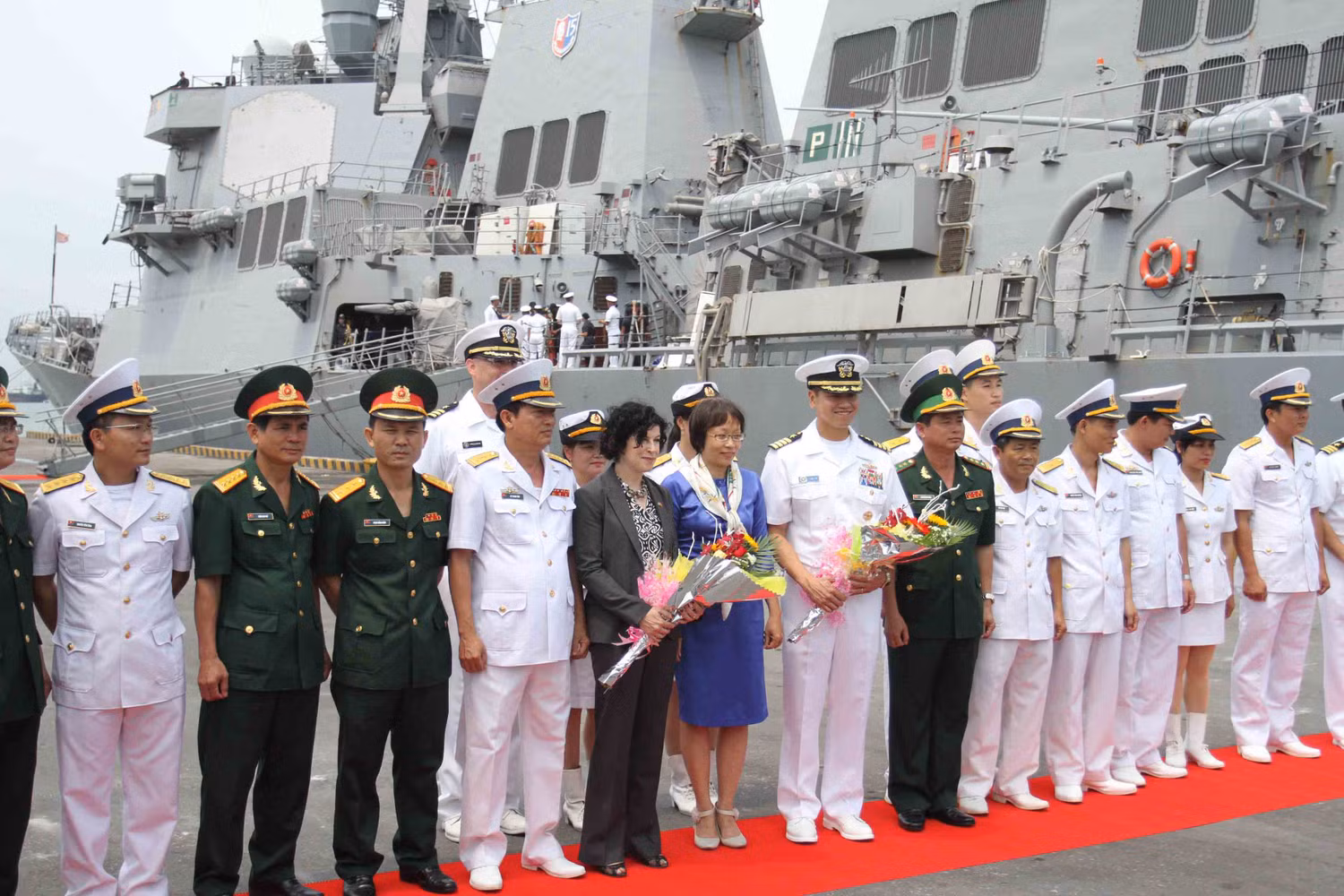 Các đại biểu chụp ảnh lưu niệm ngay tại cầu cảng Tiên Sa.