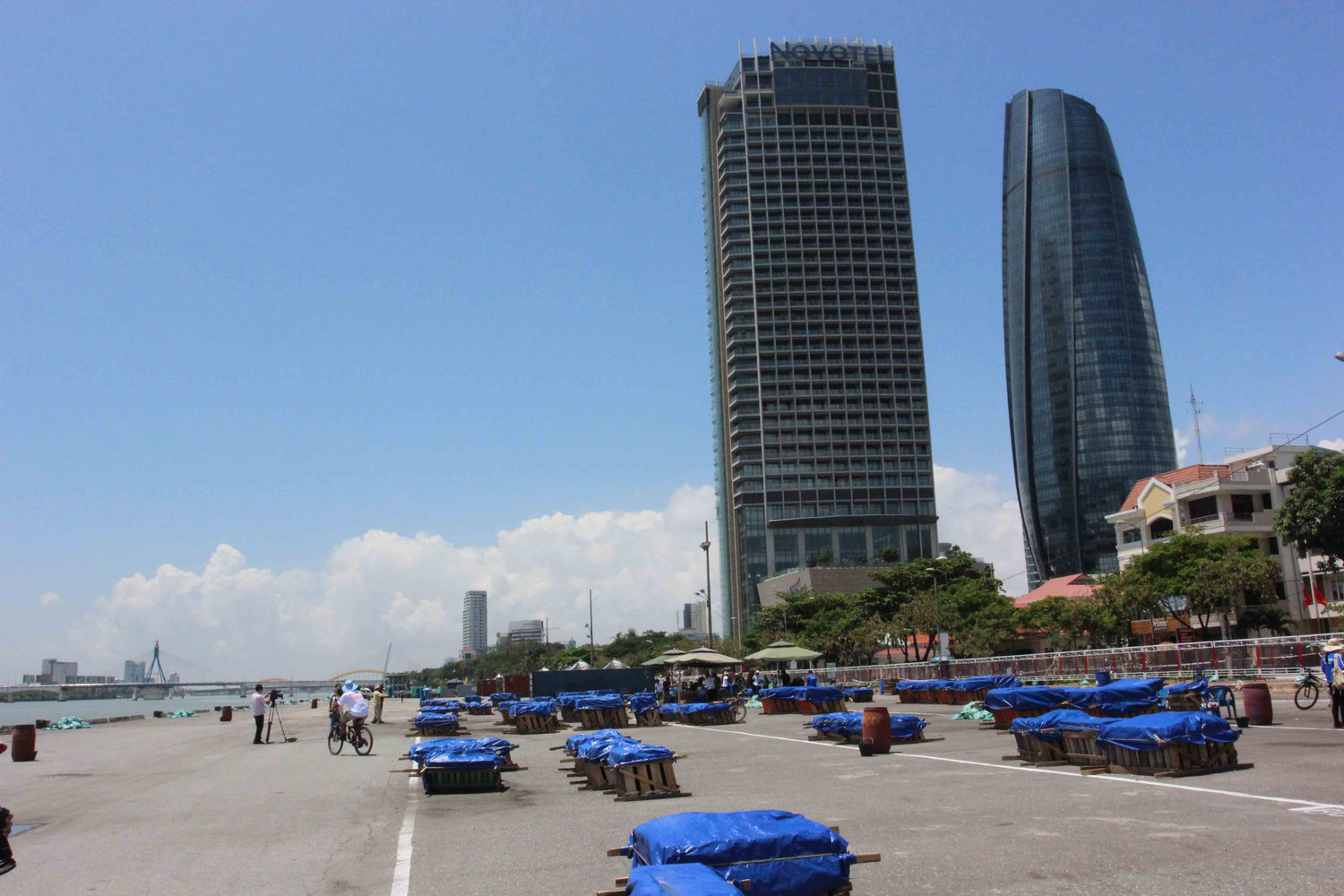 Sau nhiều ngày "cấm cửa", trưa 24/4, Ban tổ chức Cuộc thi trình diễn pháo hoa quốc tế Đà Nẵng (DIFC 2015) đã mở cửa cho các phóng viên báo chí "mục sở thị" nơi tập kết pháo hoa chuẩn bị "khai hỏa" vào hai đêm 28 và 29/4 tại cảng Sông Hàn (đường Bạch Đằng, quận Hải Châu, Đà Nẵng).