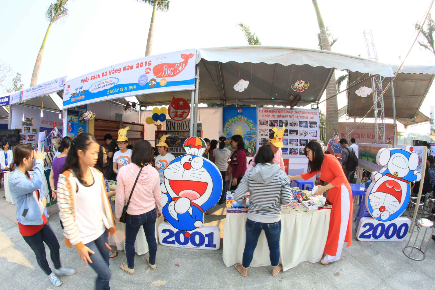 Trong khuôn khổ "Ngày sách Đà Nẵng 2015" cũng diễn ra các hoạt động giao lưu tác giả, tác phẩm, trao đổi sách, tặng sách cho các xã vùng sâu, vùng xa, các chương trình khuyến mãi, tặng sách cho bạn đọc...