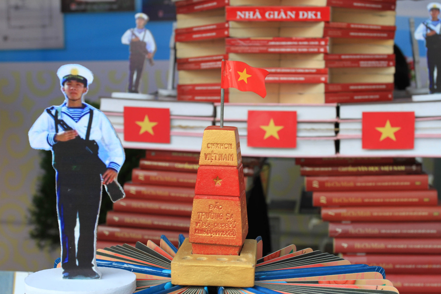 Đặc biệt, trong ngày hội sách này, mọi người dân trên địa bàn thành phố có cơ hội tiếp cận với nhiều tài liệu quý giá khẳng định chủ quyền biển đảo Việt Nam do Thư viên Khoa học Tổng hợp thành phố cung cấp…Trong đó, quần đảo Hoàng Sa và Trường Sa được trình bày nổi bật, rất đẹp mắt...
