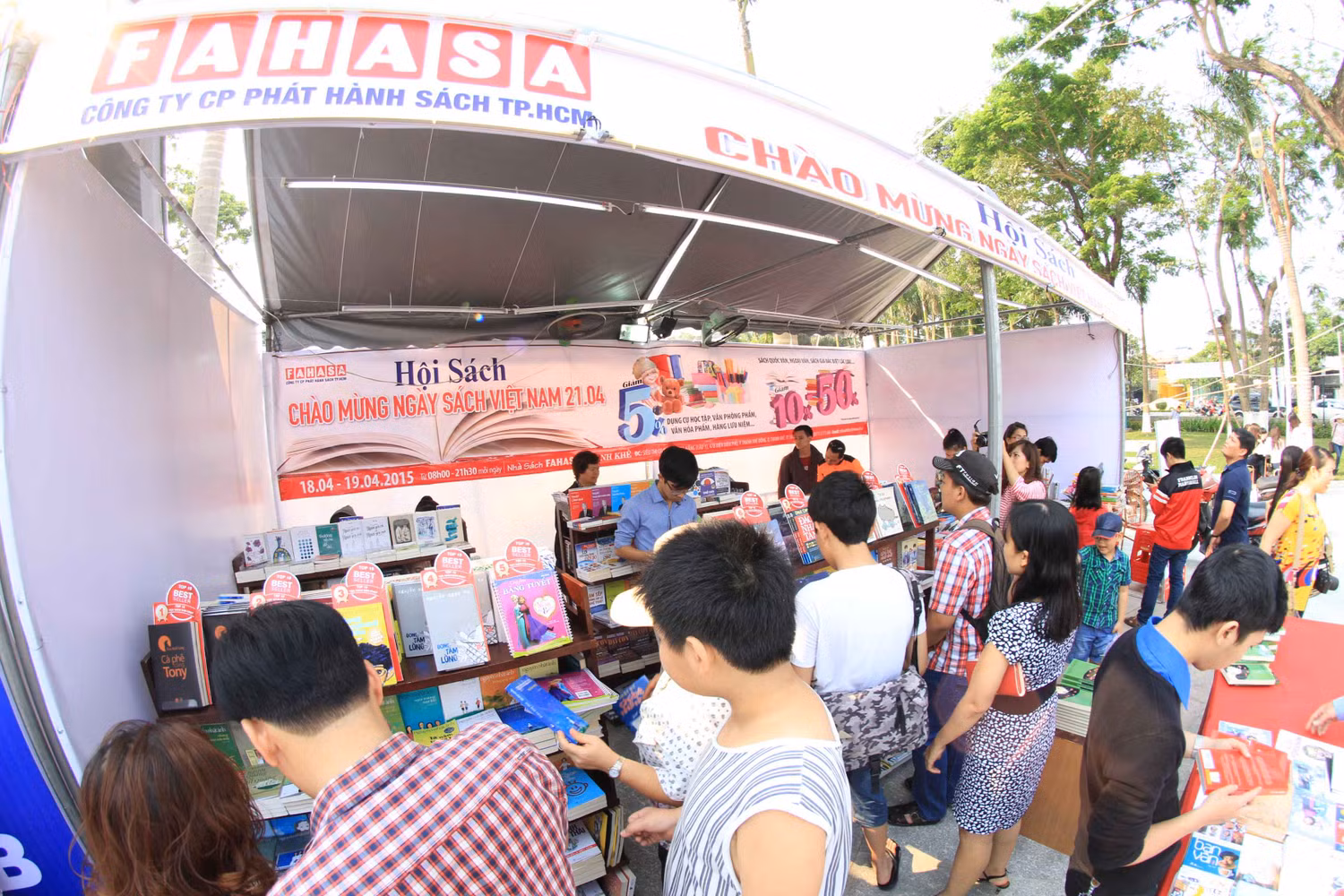 ...Rất đông người dân, học sinh, sinh viên...tới tham dự. Đây là lần đầu tiên thành phố bên sông Hàn này tổ chức "Ngày sách Đà Nẵng". ...Rất đông người dân, học sinh, sinh viên...tới tham dự. Đây là lần đầu tiên thành phố bên sông Hàn này tổ chức "Ngày sách Đà Nẵng".