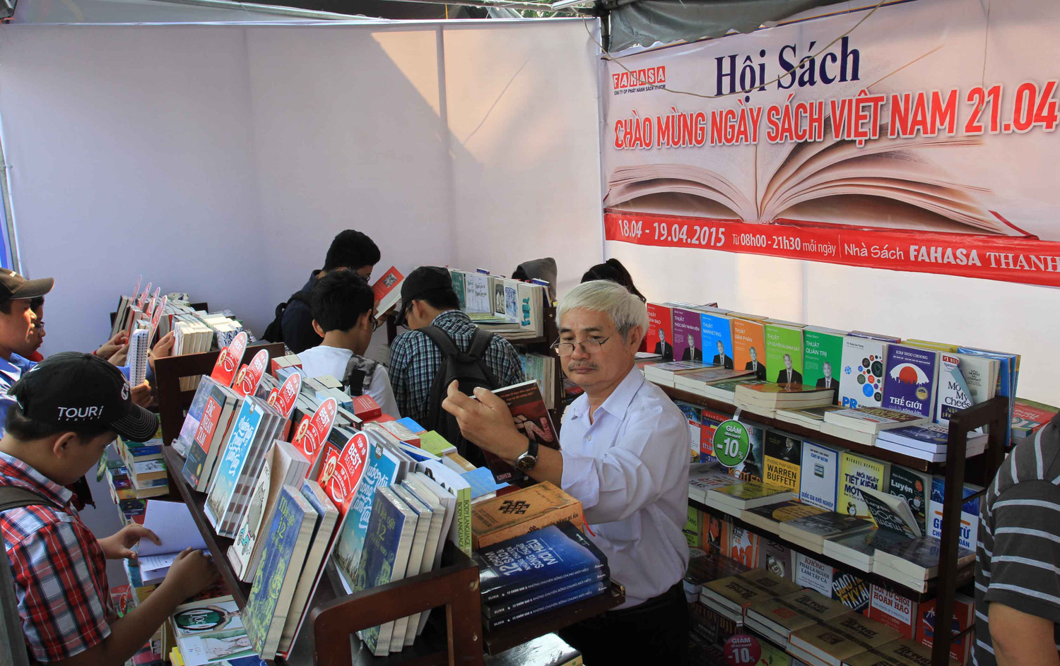 "Ngày sách Đà Nẵng 2015" được Sở Thông tin và Truyền thông Đà Nẵng chủ trì phối hợp với các đơn vị tổ chức. Tại đây, có sự tham gia của 10 đơn vị hoạt động trong trong lĩnh vực xuất bản, phát hành, văn hóa, văn nghệ trên địa bàn thành phố, bao gồm 12 gian hàng trưng bày, giới thiệu các ấn phẩm sách có chất lượng về các chủ đề về Văn hóa xứ Quảng, Thanh-Thiếu nhi, Chủ quyền biển đảo Việt Nam, Thực hành kỹ năng sống…
