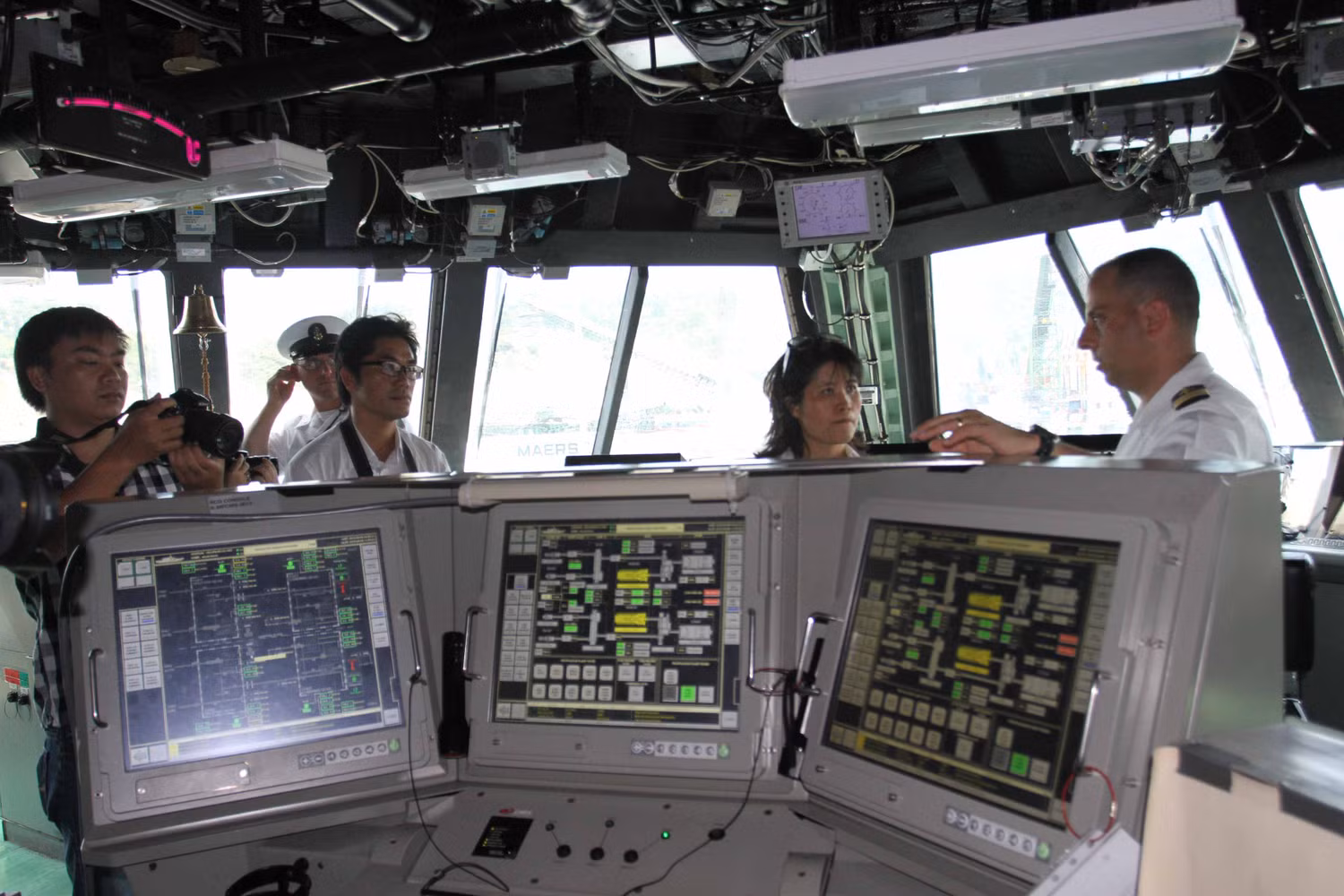 Bên trong khoang lái của tàu USS Fort Worth.