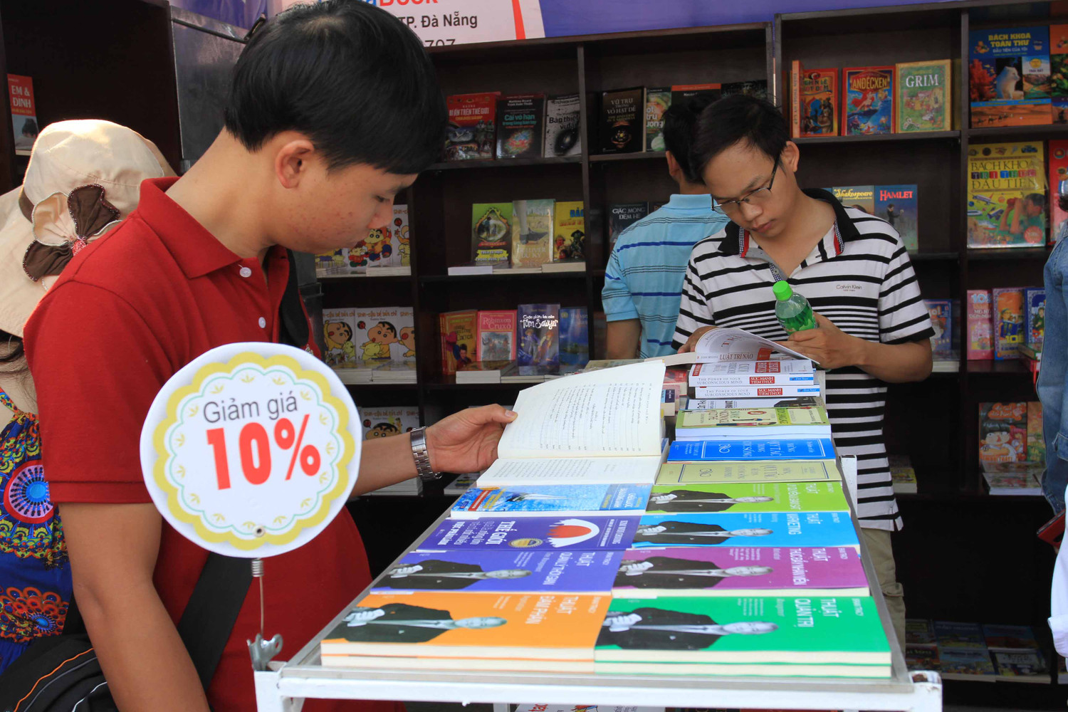 Nhiều cuốn sách được bán giảm giá trong ngày hội sách...