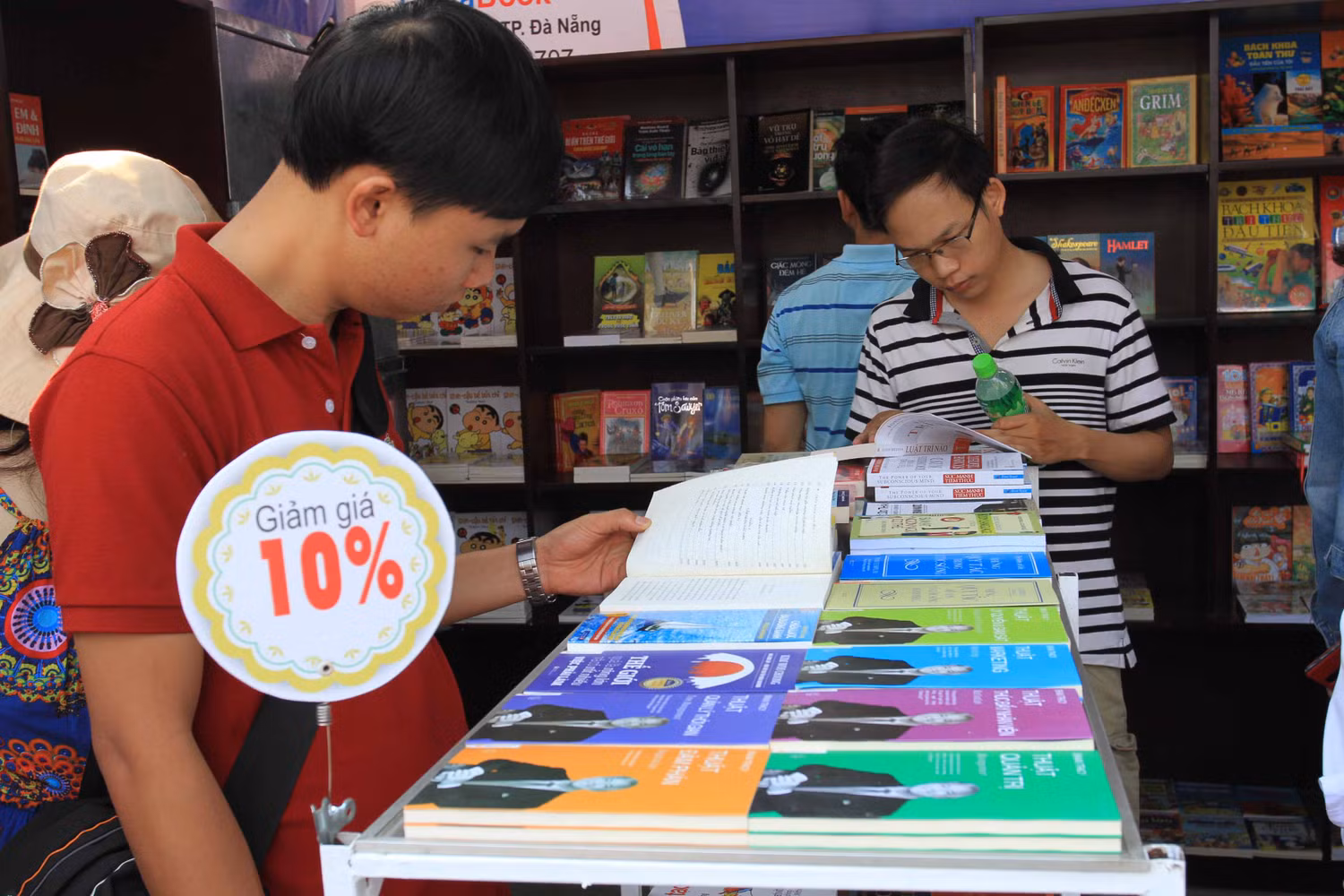 Nhiều cuốn sách được bán giảm giá trong ngày hội sách... Nhiều cuốn sách được bán giảm giá trong ngày hội sách...