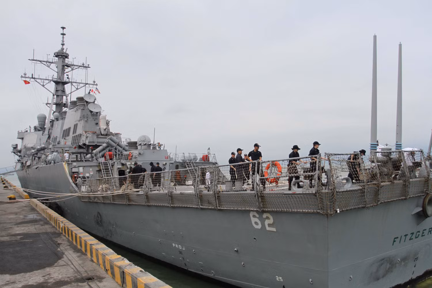 Một góc của tàu khu trục có tên lửa dẫn đường USS Fitzgerald (DDG 62). Ảnh Thùy Linh