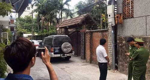 Công an khám nhà nguyên Chủ tịch thành phố Đà Nẵng - Trần Văn Minh do có nhiều sai phạm liên quan đến Vũ nhôm. Ảnh: AN Công an khám nhà nguyên Chủ tịch thành phố Đà Nẵng - Trần Văn Minh do có nhiều sai phạm liên quan đến Vũ nhôm. Ảnh: AN