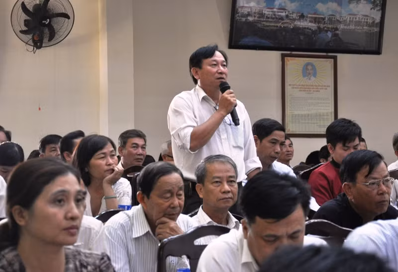 Cử tri Phan Văn Tải cho rằng, việc xử lý cán bộ sai phạm vừa qua rất nhiều nhưng toàn phê bình, cảnh cáo, khiển trách...Ảnh: AN