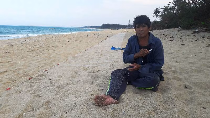 Ngư dân vùng biển lo bị "cách ly" với biển vì phải di chuyển để nhường đất cho dự án FLC. Ảnh: TT