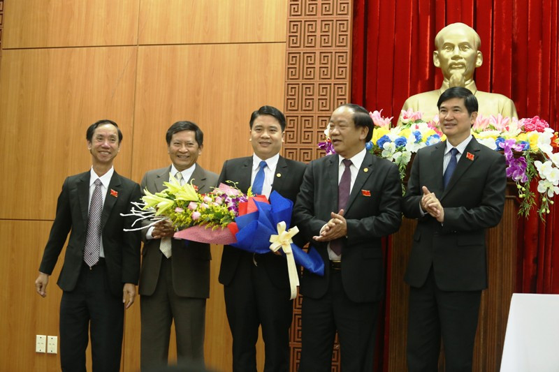 Ông Trần Văn Tân (cầm hoa) được bầu làm Phó Chủ tịch Ủy ban nhân dân tỉnh Quảng Nam. Ảnh: HA
