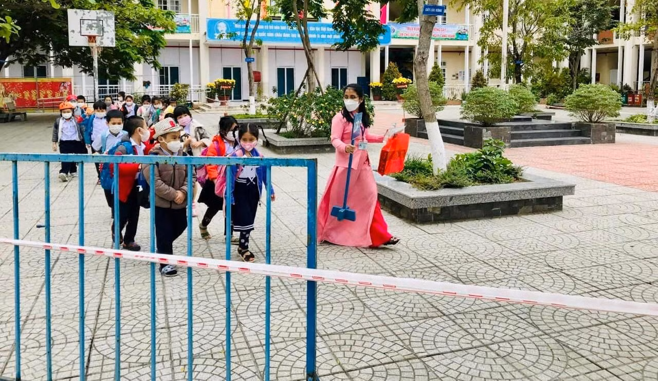 Nhà trường linh hoạt trong các phương án phòng, chống dịch bệnh để đảm bảo an toàn cho học sinh khi đến trường học trực tiếp. Ảnh: AN