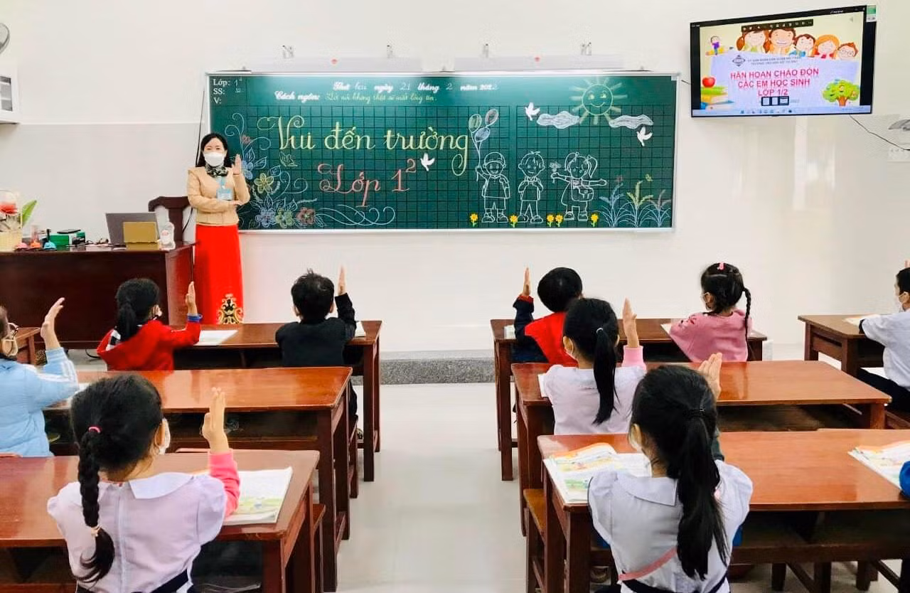 Học sinh lớp 1 ở Đà Nẵng phấn khởi đến trường sau hơn 1 học kỳ phải học trực tuyến. Nhưng vẫn còn nhiều phụ huynh băn khoăn, lo lắng khi cho con em đến trường. Ảnh: AN