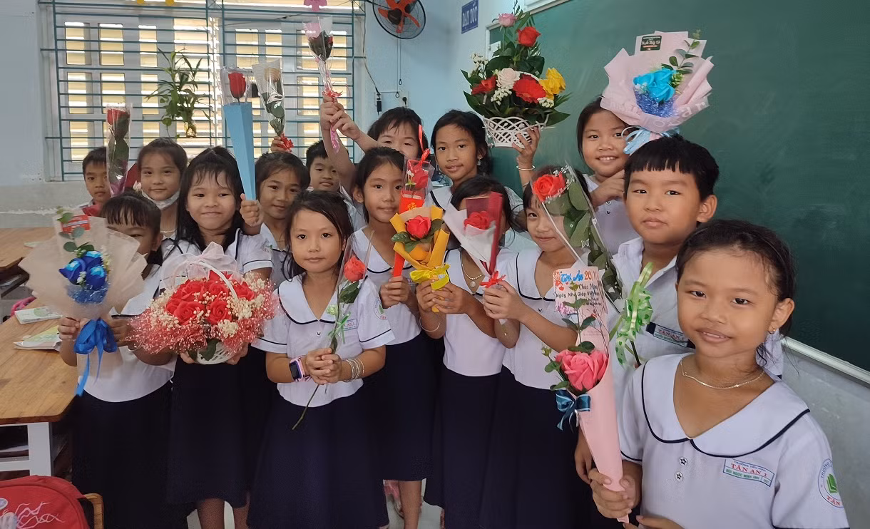 gdvn-học sinh tặng hoa.jpg