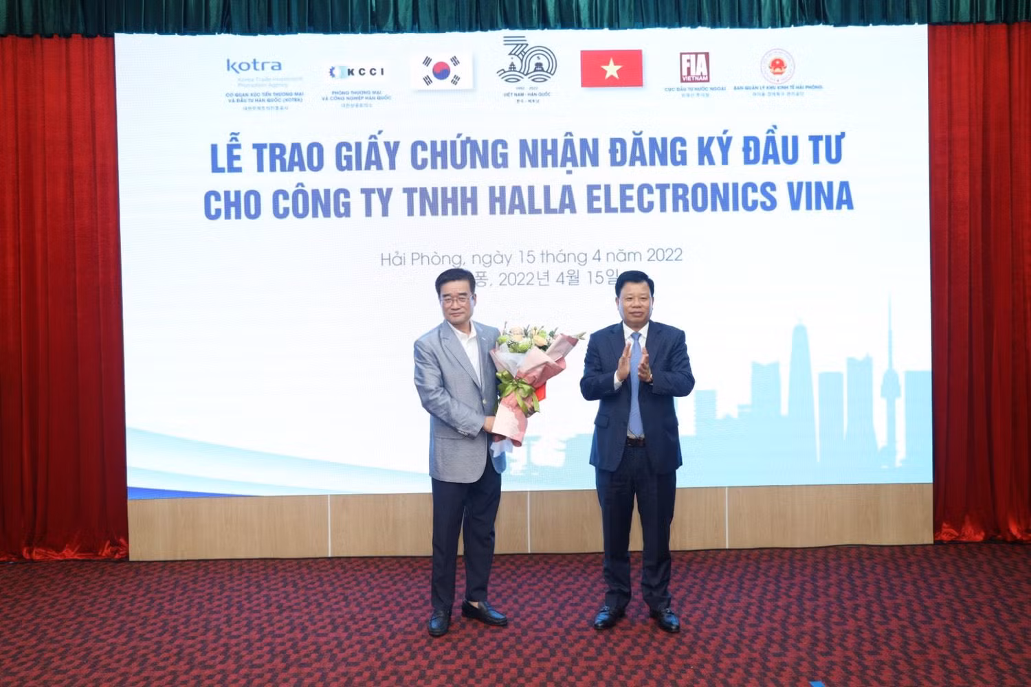 Ông Lê Trung Kiên, Trưởng ban Ban Quản lý Khu kinh tế Hải Phòng trao Giấy chứng nhận đăng ký đầu tư cho Công ty Trách nhiệm hữu hạn Halla Electronics Vina (Ảnh: Lã Tiến)