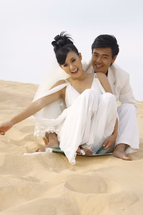 Đó là tình huống trong bộ phim 'Cô nàng tóc rối' mà hot girl Midu và chàng MC 'Chiếc nón kỳ diệu' đóng vai chính. (Theo ngoisao)