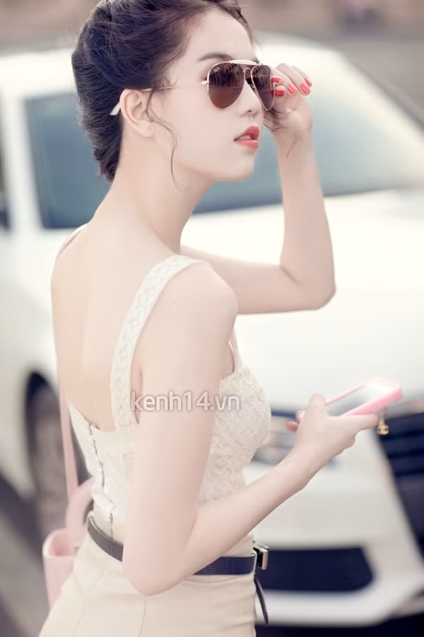 Ngọc Trinh diện quần ngắn khoe đôi chân thon nuột nà của mình bên xế hộp Audi vào tháng 6/2012.