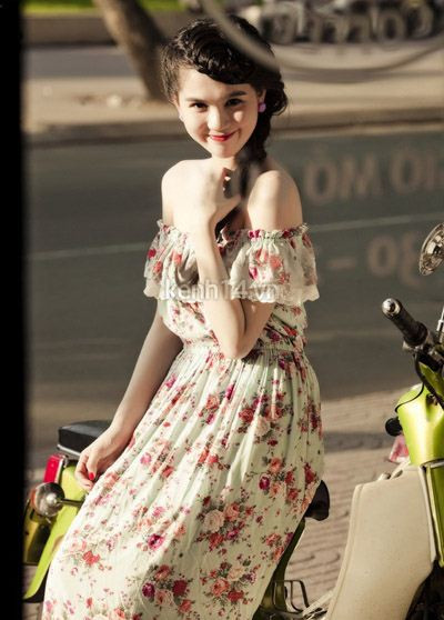 Khác với hình ảnh nóng bỏng thường thấy, Ngọc Trinh lại dịu dàng và cổ điển với váy hoa nổi bật giữa lòng Sài Gòn. Khác với hình ảnh nóng bỏng thường thấy, Ngọc Trinh lại dịu dàng và cổ điển với váy hoa nổi bật giữa lòng Sài Gòn.