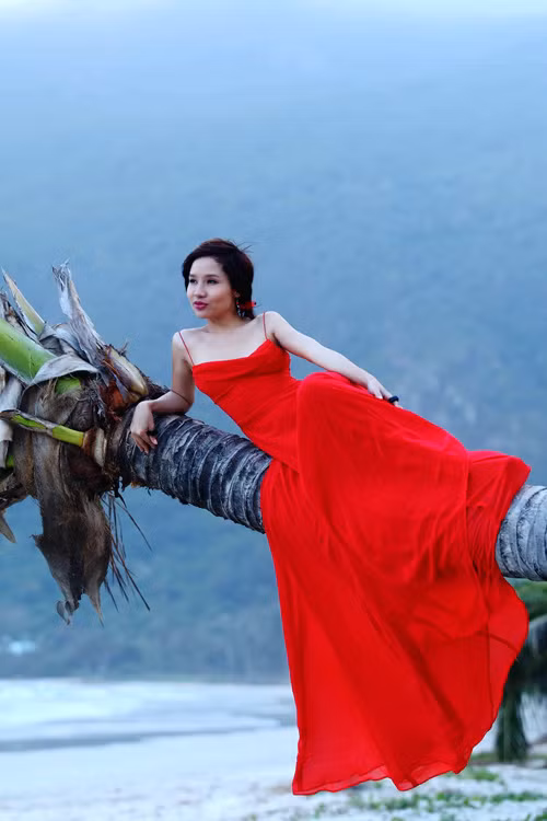 Nữ ca sĩ tạo dáng với chiếc váy đỏ dài thướt tha. (Theo imuzik)
