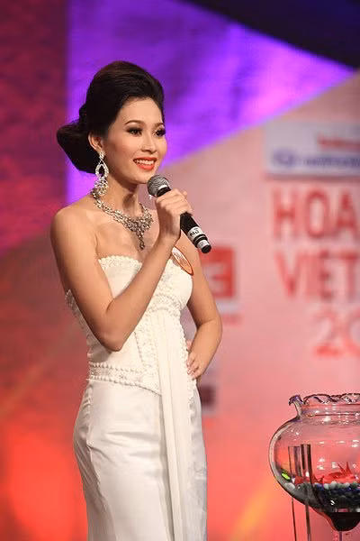 Thí sinh Đặng Thu Thảo với câu hỏi: "Tại sao hàng tỉ người vẫn say mê theo dõi các cuộc thi hoa hậu dù ở hoàn cảnh thế nào?”