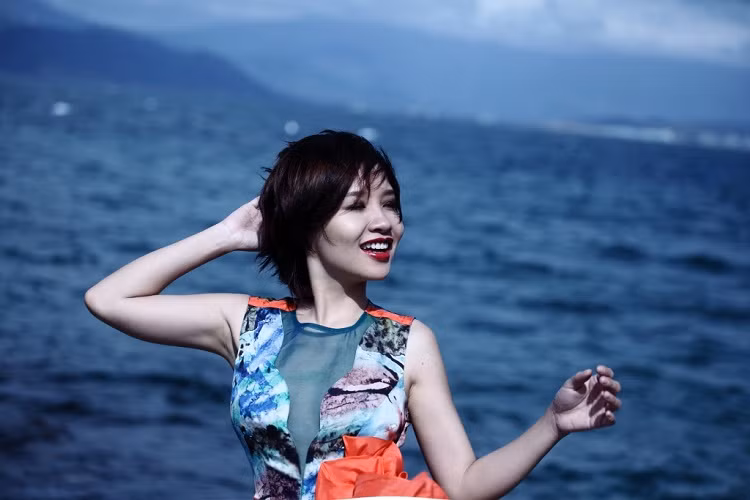 Mai Khôi chia sẻ mỗi khi đứng trước biển mình cảm thấy tâm hồn tự do vô cùng và dễ thể hiện cảm xúc để có những khung hình đẹp nhất. Bộ ảnh không nằm trong chủ ý của Khôi nên rất tự nhiên. (Theo GDVN)