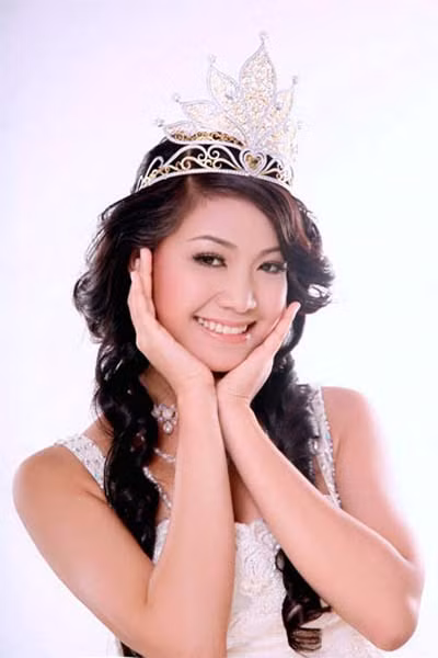 Trần Thị Thùy Dung đăng quang Hoa hậu Việt Nam vào năm 2008, Thùy Dung sinh năm 1990 và là người đầu tiên đại diện cho miền Trung tỏa sáng ở cuộc thi sắc đẹp của quốc gia.