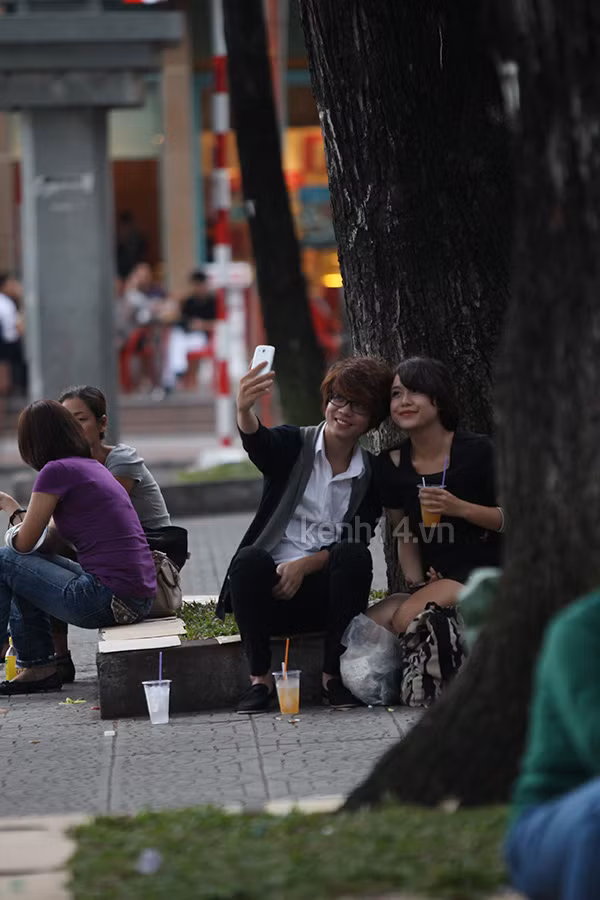 Bùi Anh Tuấn và Thái Trinh cùng nhau ăn đủ mọi món ăn vặt lề đường. "Hoàng tử" của Hà Hồ cũng không quên kéo cô bạn đồng hành "pose" ảnh "tự sướng" làm kỉ niệm. (Theo kenh14) Bùi Anh Tuấn và Thái Trinh cùng nhau ăn đủ mọi món ăn vặt lề đường. "Hoàng tử" của Hà Hồ cũng không quên kéo cô bạn đồng hành "pose" ảnh "tự sướng" làm kỉ niệm. (Theo kenh14)