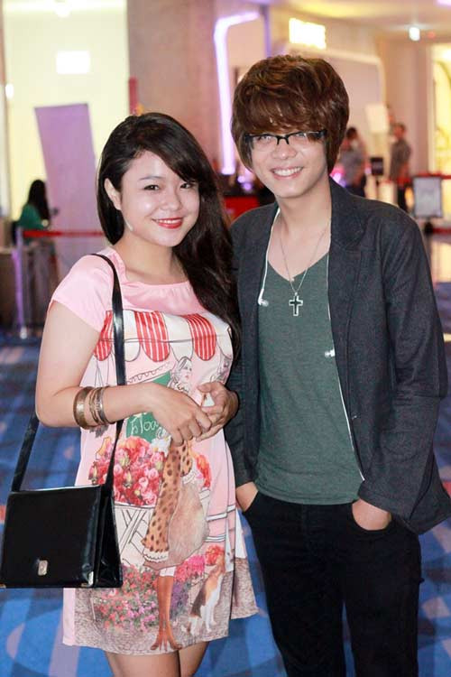 Bùi Anh Tuấn tháp tùng cô nàng dễ thương Thái Trinh. Cả hai hóa một cặp đôi dễ thương. (Theo ione)