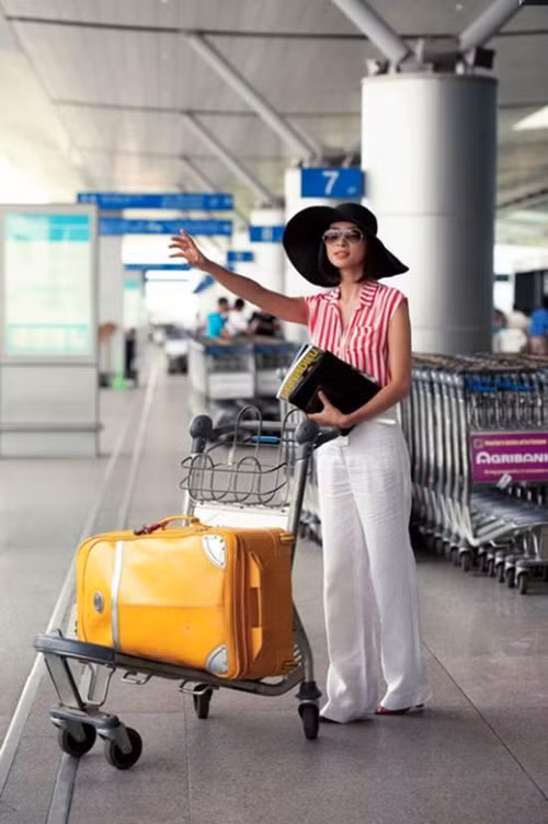 Ngô Thanh Vân với style sân bay cực đẹp, quần trắng dài và áo sơ mi sọc kẻ nổi bật. (Theo Eva) Ngô Thanh Vân với style sân bay cực đẹp, quần trắng dài và áo sơ mi sọc kẻ nổi bật. (Theo Eva)